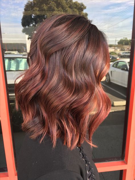 Red balayage hair, red hair, hairpainting, short haircut, lob, dark red haired, burgundy hair, mahogany hair, hairstyle, haircolor Balayage Dark, Red Balayage Hair, Mahogany Hair, Auburn Balayage, Red Balayage, Brunette Balayage Hair, Brown Hair Balayage, Hair Balayage, Short Hair Balayage