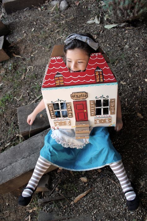 Halloween Costume - Alice in Wonderland Diy Fantasia, Children's Book Characters, Alice Costume, Clever Halloween, Clever Halloween Costumes, Alice In Wonderland Costume, Diy Costumes Kids, Diy Halloween Costumes For Kids, Book Week Costume