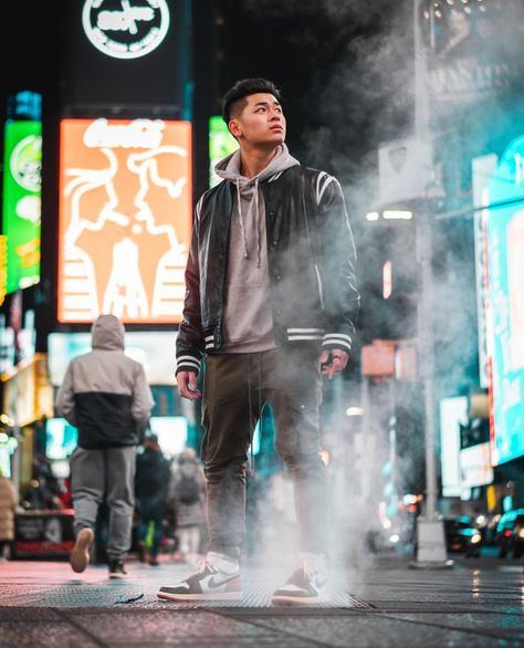 Merch Shoot, Poses Street, Night Photography Portrait, Inspi Photo, Nyc Photoshoot, Men Fashion Photoshoot, Snow Photoshoot, Night Street, Mens Photoshoot Poses