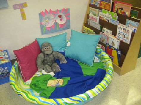 Cozy book center ideas Toddler Daycare Rooms, Daycare Rooms, Toddler Daycare, Library Center, Classroom Pictures, Infant Classroom, Preschool Rooms, Toddler Class, Corner Ideas