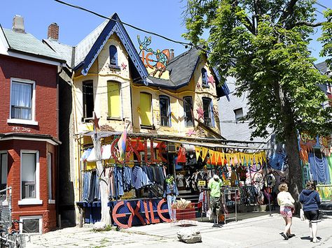 Kensington Market Toronto, Toronto Architecture, Toronto Neighbourhoods, Kensington Market, Urban Beauty, Toronto City, Walks In London, Toronto Ontario, Vintage Clothes