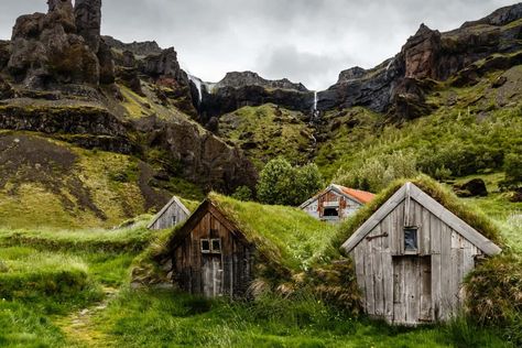 The epic grass-roofed turf houses in Iceland are deeply rooted in the heritage. Find out all about them and the best ones to visit! Turf Roof, Turf House, Earth Sheltered Homes, Zero Energy, Earth Sheltered, Underground Homes, Flat Stone, Visit Iceland, Earth Homes