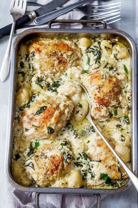 This crowd-pleasing One-Pan chicken and gnocchi with garlic asiago cream sauce is perfect for an easy weeknight comfort meal. The Italian seasoned chicken is scrumptious here, but this is all about… Baked Chicken Gnocchi, Asiago Cream Sauce, Chicken And Gnocchi, Resep Pasta, Chicken Gnocchi, Seasoned Chicken, Chicken And Spinach, Mediterranean Food, Gnocchi Recipes