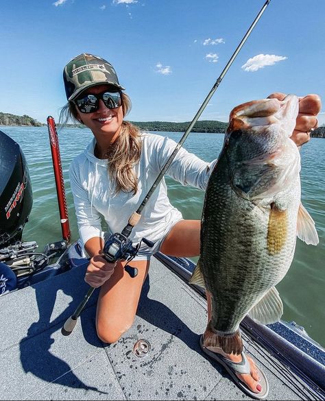 Cute Fishing Pictures, Fishing Girl Aesthetic, Cute Fishing Outfit For Women, Summer Fishing Outfit, Fishing Outfits For Women, Aesthetic Fishing, Country Fishing, Fishing Aesthetic, Fishing Outfit