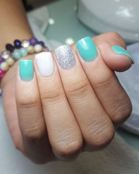 Aqua Beach Nails, White And Aqua Nails, Aquamarine Nails Gel, Teal Dip Powder Nails Design, Turquoise Nails Short, Beach Dip Powder Nails, White And Turquoise Nails, Teal Dip Powder Nails, White And Teal Nails