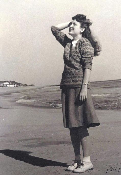 Joyce, 1945 40s Aesthetic, Woman On The Beach, Fashion 40s, 1940s Women, 1940s Woman, 20th Century Fashion, 40s Fashion, Vintage Life, 1940s Fashion