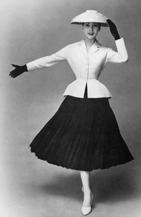 Designer Christian Dior shook haute couture in 1947 when he unveiled a wasp-waist full A-line silhouette that was dubbed 'The New Look.' #midcenturyfashion Dior Things, Christian Dior New Look, Dior 1947, 1950s Vintage Fashion, Dior New Look, 50's Fashion, 1950’s Fashion, 1950 Fashion, Vintage Fashion 1950s