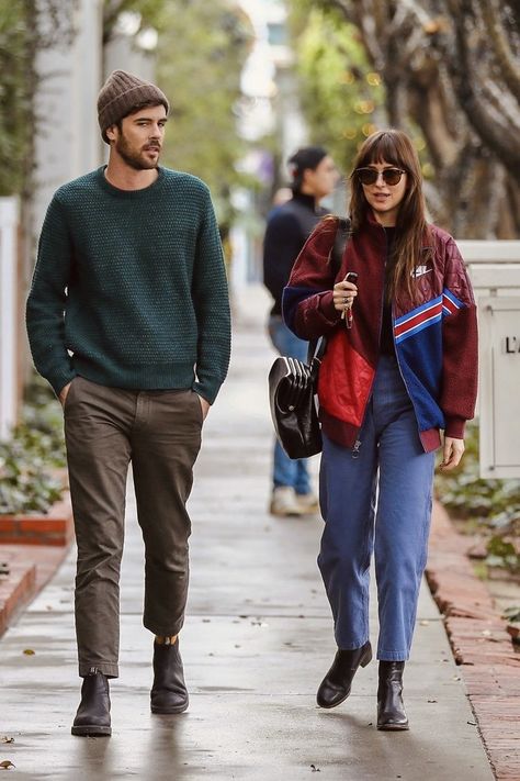 Blundstone Outfit, Dakota Johnson Street Style, Blundstone Men, Dakota Style, Dakota Johnson Style, Casual Outfit Inspiration, Celebrity Street Style, Fashion Couple, Dakota Johnson