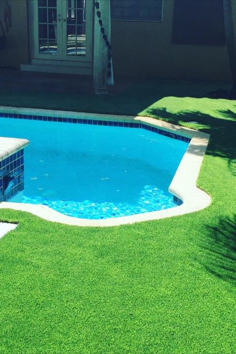 Fake Grass Around Pool Area, Fake Grass Pool Area, Artificial Turf Around Pool Swimming, Artificial Grass Around Pool Ideas, Fake Grass Around Pool, Artificial Grass Around Pool, Grass Around Pool, Fake Grass Backyard, Artificial Turf Landscaping