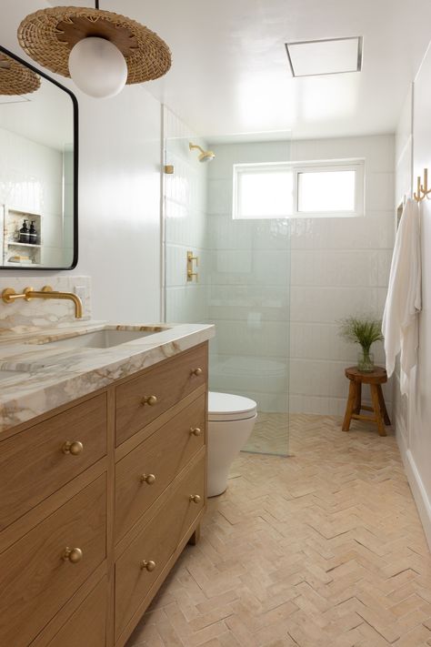 Natural elements create a bohemian yet refined guest bath in this California home designed by One West Studio. #bathroomdesign #bathroomremodel #californiadesign #interiordesign #moderndesign California Casual Bathroom, California Bathroom, Casual Bathroom, Club Bathroom, California Casual, California Design, Wood Bathroom, Guest Bath, California Homes