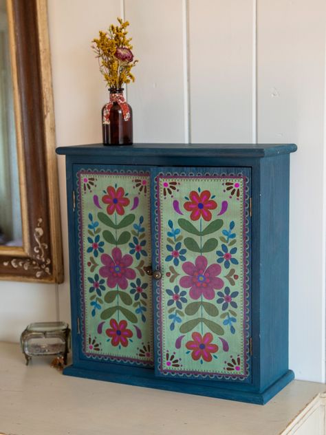 Wall Painting Hanging Ideas, Folk Painted Furniture, Hand Painted Furniture Bohemian, Scandinavian Painted Furniture, Bohemian Painting Ideas, Hand Painted Wooden Box Ideas, Boho Painted Furniture, Mexican Painted Furniture, Creative Painted Furniture