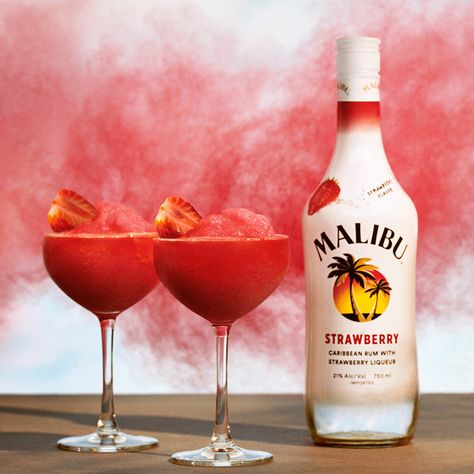 Strawberry Rum Drinks, Strawberry Malibu, Frozen Mixed Drinks, Banana Colada, Malibu Rum Drinks, Baileys Drinks, Frozen Strawberry Daiquiri, Rum Drinks Recipes, Frozen Daiquiri