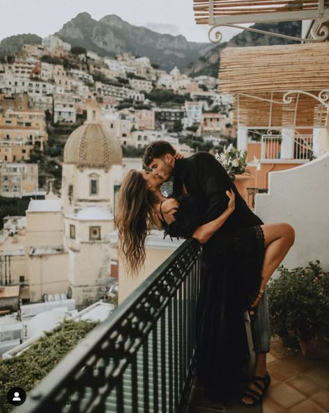 Rome Picture Ideas, Travel Couple Pictures, Italy Engagement Photos, Dream Honeymoon Destinations, Honeymoon Tropical, Amalfi Coast Outfits, Italy Photoshoot, Unique Honeymoon Destinations, Europe Engagement