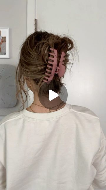 Karly Porter on Instagram: "this claw clip hack is one of my faves! Keeps it in place all day #hairbykarly 

#reels #trending #viral #trendingreels #hair #hairtutorial #fy" Claw Clip With Long Thick Hair, Hairclip Hairstyles Medium Hair, How To Wear Claw Clips, How To Clip Hair Up, Claw Clip Hacks, Claw Clip Aesthetic, Claw Clip Tutorial, Hairclip Hairstyle, Claw Clip Hairstyles