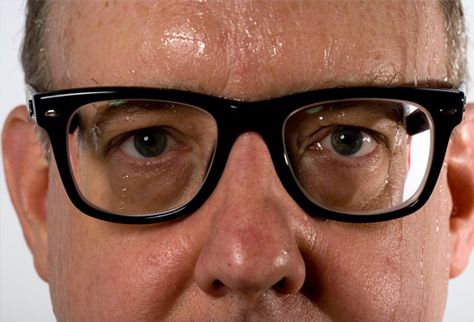 Man wearing glasses, sweating, close-up Sweating Remedies, Feeling Faint, Face Sweating, Stop Sweating, Armpit Fat, Botox Injections, Healthy People, Excessive Sweating, The Palms