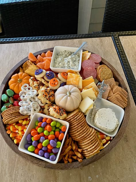 Football Sweet Charcuterie Board, Halloween Movie Night Charcuterie Board, Fall Snack Board For Kids, Halloween Fruit And Cheese Tray, Fall Movie Snack Board, Treat Charcuterie Board Ideas, Fall Sharcudery Board, S’mores Charcuterie Board Halloween, Halloween Board Night