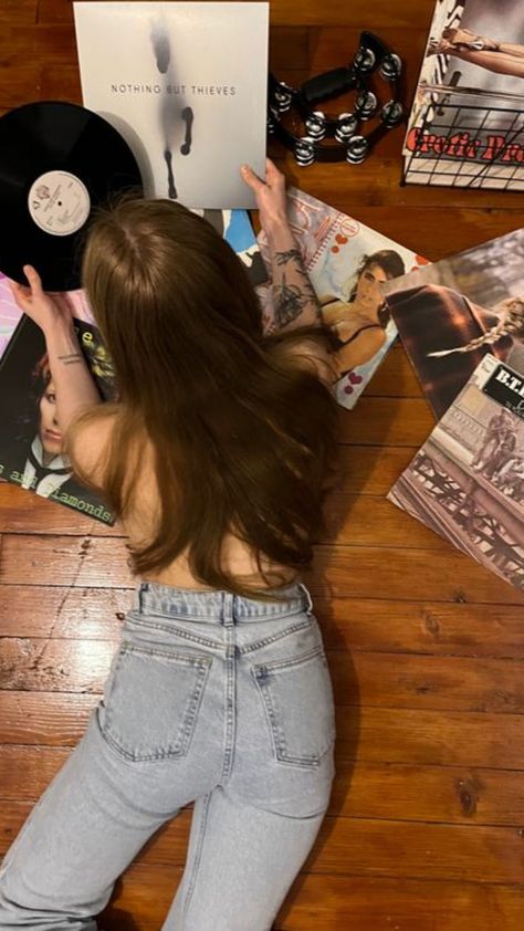 Record Photoshoot At Home, Listening To Vinyl Aesthetic, Photoshoot With Vinyl Records, Vinyl Girl Aesthetic, Music Inspired Photoshoot, Vinyl Photoshoot Ideas, Vinyl Record Photoshoot, Records Photoshoot, 80’s Photoshoot