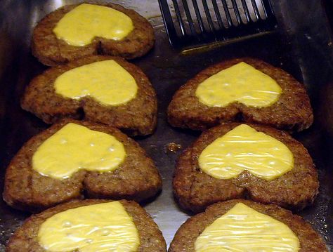 A heart shaped cheeseburger for valentine's day would beat any flowers or box of chocolates Heart Food Valentines, Heart Shaped Meatballs, Heart Shaped Burgers, Heart Shaped Dinner, Heart Shaped Food Valentines, Heart Shaped Meals Valentines, Heart Shaped Foods, Valentine Brunch, Valentine Baking