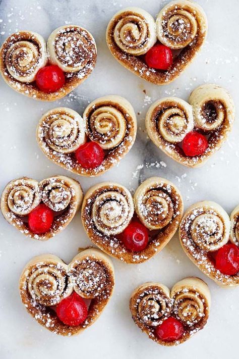 Shaped Cinnamon Rolls, Heart Shaped Cinnamon Rolls, Valentines Brunch, Romantic Breakfast, Valentines Breakfast, Valentine Recipes, Best Cinnamon Rolls, Valentines Day Food, Valentines Food