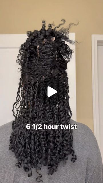 Mo on Instagram: "My goal was to do mini twist and as hour 5 hit the twist size started to become minismall twist 😵‍💫😵‍💫😭😂😭 I’ve been undoing and making the ones that are small and making them mini today ( I have more to go even after this video 😵‍💫😭) twist are my FAVORITE protective style I think they are soooooo versatile! So here are some cute styles you can add to your twist 😘😘 Would you spend 6 1/2 hours doing your hair??" Goddess Mini Twists, Mini Spring Twist, Mini Twists With Curls, Single Strand Twist Natural Hair, Small Twists With Braiding Hair, Cute Twist Hairstyles For Black Women, Human Hair Mini Twists, Quick Twist Hairstyles, Boho Mini Twists Natural Hair