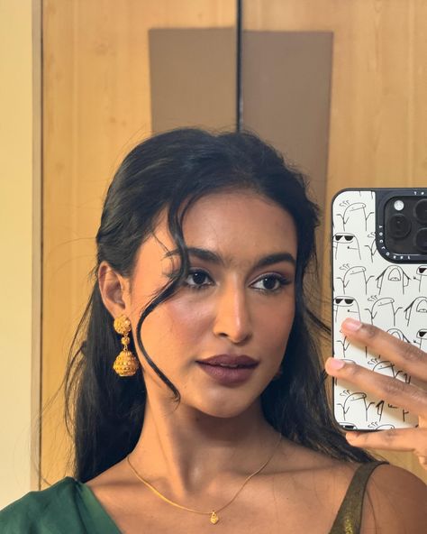 Mirror selfies on and off Phone cover: @toclosetofficial South Asian Makeup Natural, Indian Baddie Makeup, Ethnic Makeup Indian, Desi Makeup Looks Natural, Dusky Skin Makeup, Desi Makeup Looks, Rida Tharana, Indian Baddie, Lap Wallpaper