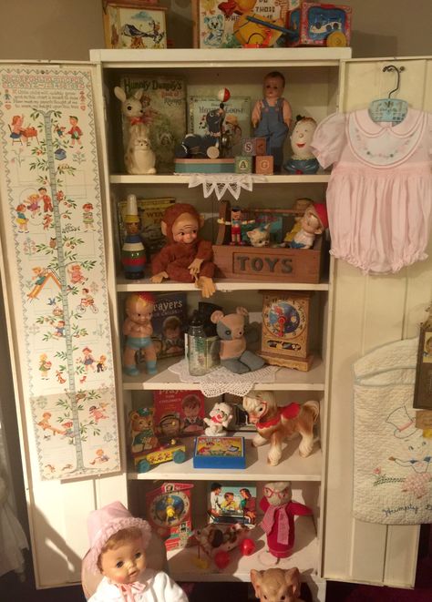 Old metal cabinet filled with some of my little treasures;) Vintage Toy Room, Antique Toy Storage, Vintage Toys Display, Doll Collection Storage, Antique Doll Display Ideas, Vintage Doll Display, Vintage Toy Display, Old Fashioned Toys, Christmas Toy Shop