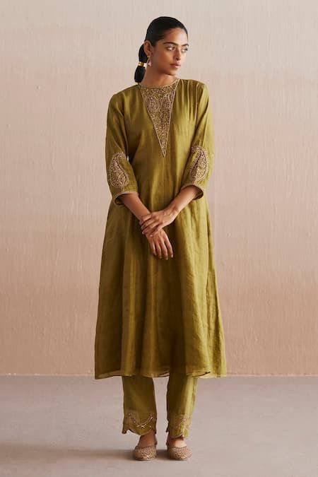 Buy Green Kurta Cotton Tissue Handwoven And Hand Embroidered Zari Round Aayat Set For Women by Weaver Story Online at Aza Fashions. Khadi Kurta, Dupatta Border, Pure Silk Dress, Chanderi Dupatta, Trendy Outfits Indian, Kurta Cotton, Traditional Suit, Kaftan Designs, Latest Dress Design