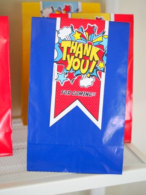 Superhero Birthday Party Ideas - via BirdsParty.com Superhero Goodie Bags Ideas, Superhero Goody Bag Ideas, Diy Decorations Party, Dc Superhero Girls Party, Superhero Party Bags, Superhero Birthday Party Ideas, Superhero Party Games, Superman Birthday Party, Birthday Party Goodie Bags