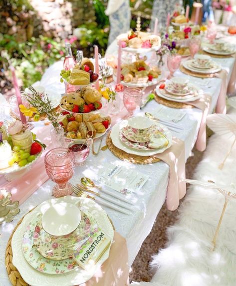 High Tea Party Set Up, Tea Party Ideas Adults, Afternoon Tea Place Setting, High Tea Tablescape, French Tea Party Bridal Shower Ideas, Afternoon Tea Party Table Settings, High Tea Set Up Ideas, High Tea Party Table Settings, Tea Table Set Up