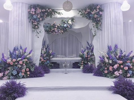 Wedding Backdrop Design Indoor, Kad Perkahwinan, Indoor Wedding Decorations, Wedding Photo Walls, Nikah Decor, Unusual Wedding Dresses, White Weddings Reception, Reception Backdrop, Wedding Background Decoration