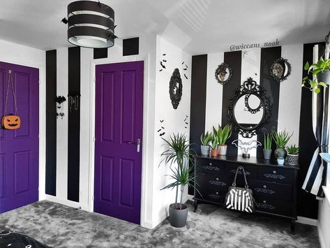 Black Themed Bedroom, Room Ideas Pastel, Baddie Room Ideas, Cozy Maximalism, Women Cave, Baddie Room, Room Decor Black, Gothic Decor Bedroom, Gothic Room