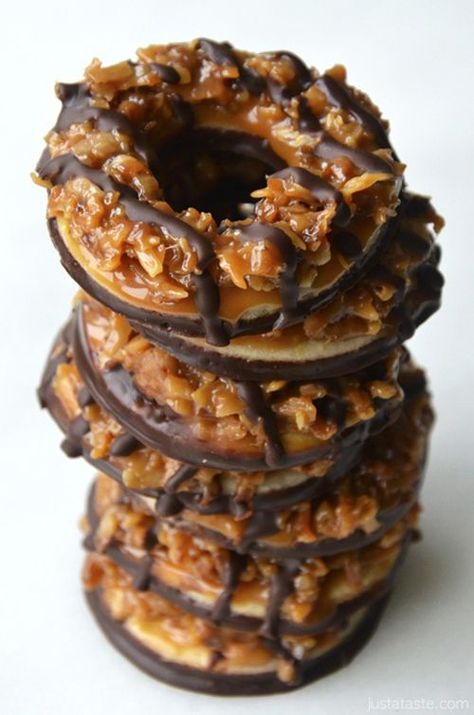 Somoa Cookies, Samoa Cookies Recipe, Homemade Samoas, Samoas Recipe, Samoa Cookies, Best Cookie Recipes, Köstliche Desserts, Girl Scout Cookies, Recipe Roundup