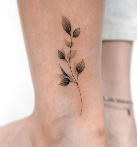 Leaves Around Ankle Tattoo, Ohana Tattoo, Petit Tattoo, Arm Band Tattoo, Tattoo Design Book, Discreet Tattoos, Waves Tattoo, Band Tattoo, Flower Tattoo Designs