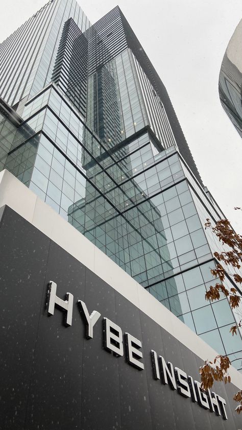 HYBE INSIGHT MAIN BUILDING IN SEOUL SOUTH KOREA Belift Lab Enhypen, Jyp Ent Building, Hybe Building Aesthetic, Hybe Labels Building, Seventeen Shifting, Hybe Insight Building, Enhypen Shifting Visuals, Bighit Entertainment Building, Hybe Entertainment Building