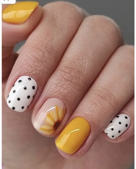 Short Pop Art Nails Designs, Vibrant Short Nails, Short Nail Yellow, Short Nails Sunflower, Pretty Gel Nails Summer, White Nails With Sunflower Design, Trendy Nails Gel Summer, Short Cute Summer Nails, Yellow Nails With Sunflower