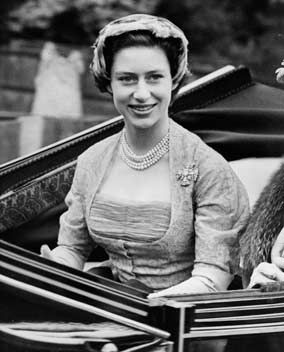 Princess Margaret- really pretty! Princess Margaret Scandal, Prinses Margaret, Princesa Margaret, Ascot Horse Racing, Norman Hartnell, Photos Rares, Margaret Rose, Types Of Hats, Royal Outfits