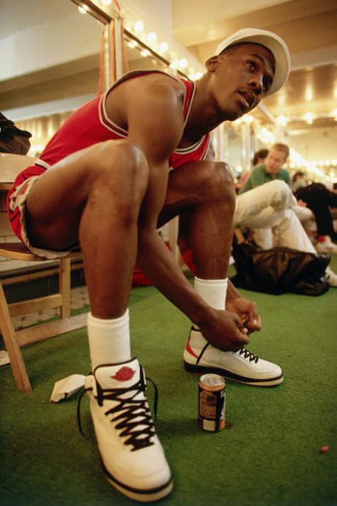 Michael Jordan lacing up his Nike Air Jordan II Mike Jordan, Michael Jordan Photos, Jeffrey Jordan, Michael Jordan Pictures, Michael Jordan Basketball, Sport Nutrition, Jersey Nike, Basketball Photography, Jordan Basketball