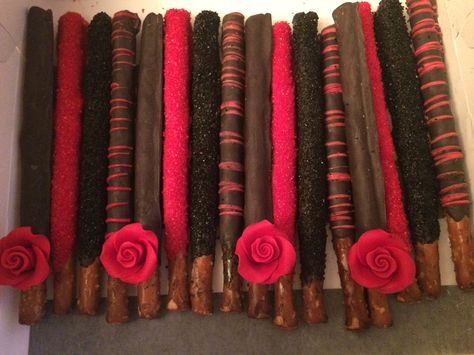 Red And Black Desert Ideas, Red And Black Cookies, Red And Black Treats, Vampire Quince, Red And Black Cupcakes, Quince Desserts, Red Food Party, Graduation Deserts, 21st Birthday Party Games