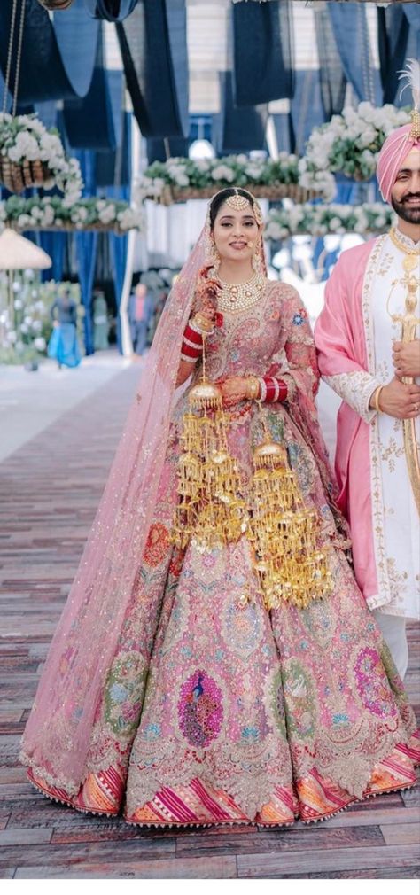 Light Colour Bridal Lehenga, Latest Lengha Designs, Luxurious Lehenga, Lehenga Color Combinations, Lengha Design, Lehenga Designs Latest, Latest Bridal Lehenga, Style Hacks, Bird Stencil