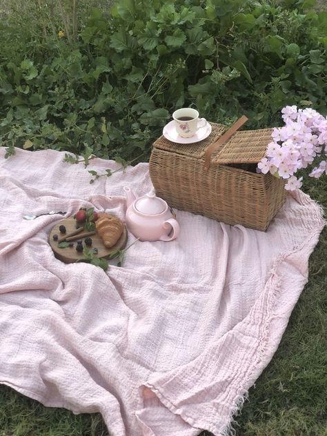 Picnic Inspo, Miss Honey, Pink Cottagecore, Picnic Inspiration, Spring Inspo, Summer Dates, Picnic Time, Magical Garden, Pink Spring