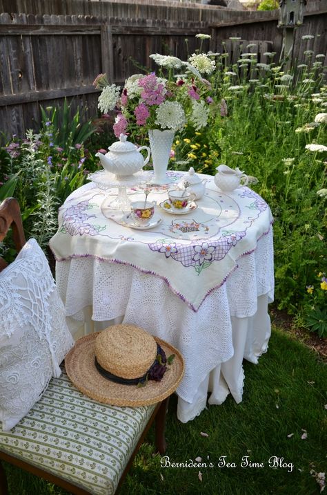 Tea In The Garden, Good Morning Tea, Balkon Decor, Garden Wallpaper, Afternoon Tea Parties, Tea Sandwiches, Tea Party Garden, English Tea, Morning Tea