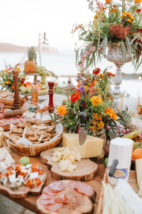 Italy Themed Wedding Reception, Italian Theme Wedding Reception, Italian Wedding Aesthetic Flowers, Greek Food Wedding Buffet, Italian Wedding Feast, Greek Wedding Food Ideas, Aesthetic Wedding Food Table, Wedding Food Mediterranean, Italian Wedding Reception Food