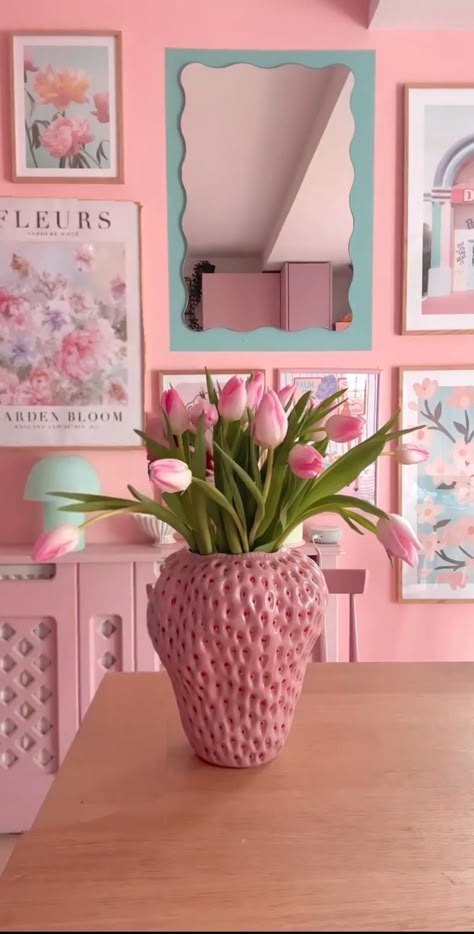 Pastel Nail Salon Interior, Eclectic Pastel Decor, Pastel Eclectic Decor Bedroom, Flower Wall Room, Funky Bedroom Ideas, Girly Interior Design, Girly Series, Li Aesthetic, Pink Apartment Decor