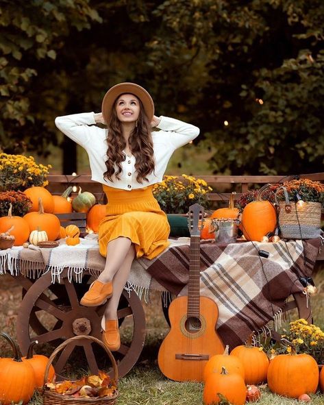 Photoshoot With Pumpkin, Fall Family Photoshoot Ideas, Pumpkin Patch Outfit Ideas, Pumpkin Patch Photography, Fall Maternity Pictures, Fall Photoshoot Family, Autumn Photography Portrait, Fall Family Photoshoot, Family Photoshoot Ideas