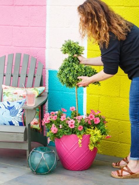 Kitschy-Cool: How to Craft a Faux Boxwood Flamingo | HGTV Flamingo Yard Decor, Flamingo Yard Art, Flamingo Projects, Yard Flamingos, Plastic Flamingo, Flamingo Craft, Faux Boxwood, Summer Porch Decor, Faux Cactus