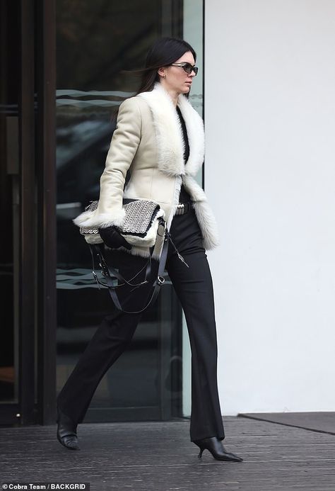 Kendall Jenner Paparazzi, Kendall Jenner White, White Frock, Kendall Jenner Street Style, Cream Coat, Kendall Style, Modern Feminine, Kendall Jenner Outfits, Jenner Style