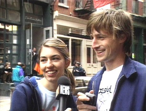 De donde emana la magia✨ Spike Jonze and Sofia Coppola in the mid 90's, New York. Streetwear Fashion Show, Sofia Coppola Style, Spike Jonze, Kim Gordon, Feminine Strength, Streetwear Girl, Charlotte Gainsbourg, Sofia Coppola, Christy Turlington