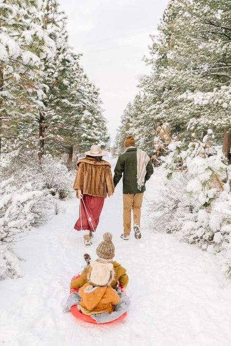 Infant Family Pictures Winter, Snowy Family Pictures Outfit, Snow Christmas Family Photos, Snowy Winter Family Photoshoot Outfits, Family Winter Photoshoot Ideas, Snow Photoshoot Family Outfit, Winter Family Photos In Snow, Winter Family Photo Outfits Snow, Snow Family Portraits