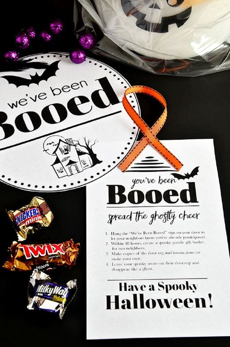 halloween family activities Boo Your Neighbors, Fun Halloween Activities, You've Been Booed, Halloween Countdown, Spooky Treats, Autumn Crafts, Theme Halloween, Halloween Activities, Halloween Boo