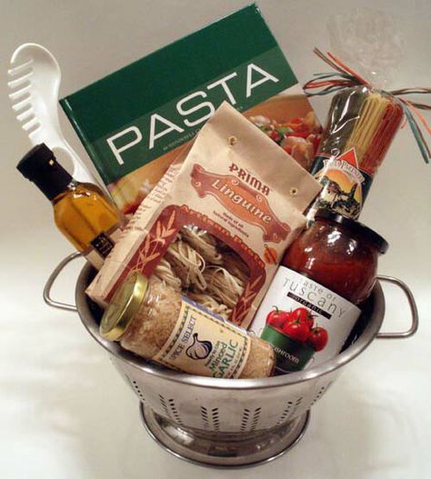 Italian Dinner Basket - Love the colander! Its an easy peasy silent auction basket idea. Dinner Gift Basket, Silent Auction Gift Basket Ideas, Silent Auction Basket, Auction Gift Basket Ideas, Theme Baskets, Silent Auction Baskets, Auction Basket, Dinner Gifts, Raffle Basket